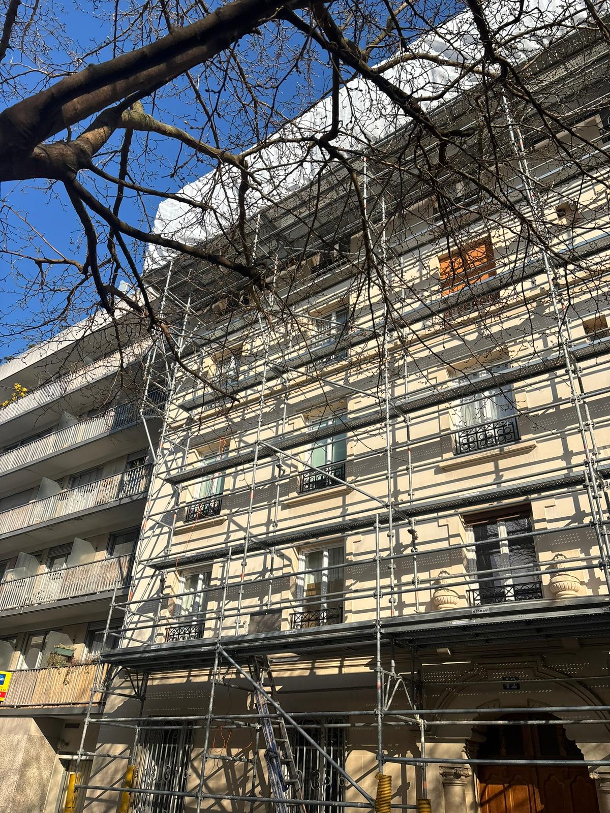 Artisan couvreur Maison Adrien en intervention sur toiture à Revigny-sur-Ornain